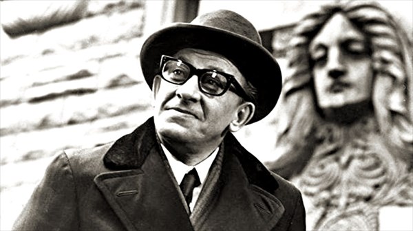 104-Плеишнер у дома Неибургса